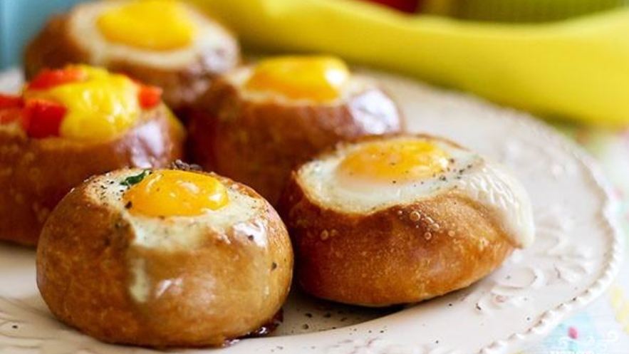 Рецепт яичницы в хлебном горшочке
