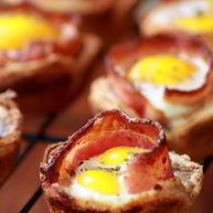 Рецепт Яичницы в корзинке с беконом