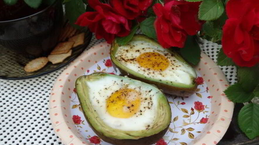 Рецепт яичницы в лодочке авокадо