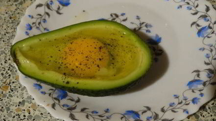 Рецепт яичницы в лодочке авокадо