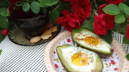 Рецепт яичницы в лодочке авокадо