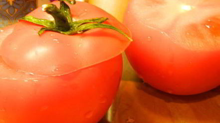 Рецепт яичницы в помидорах с колбасой и сыром