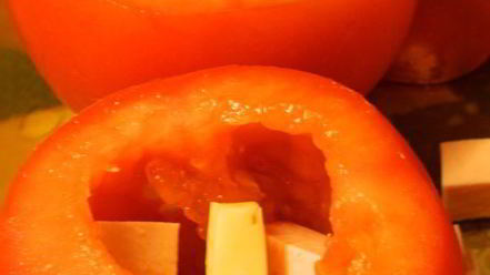 Рецепт яичницы в помидорах с колбасой и сыром