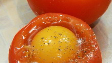 Рецепт яичницы в помидорах с колбасой и сыром