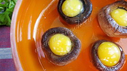 Рецепт яичницы в шампиньонах