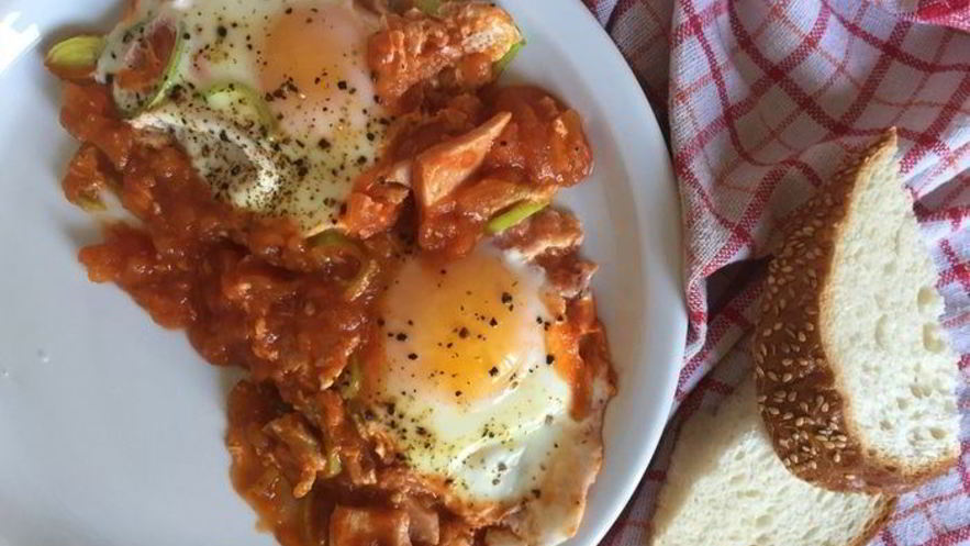 Рецепт яичницы в томатах