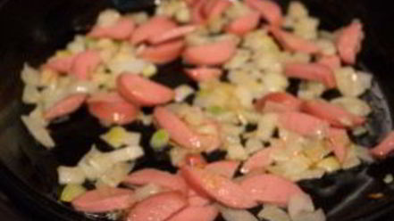 Рецепт завтрака из сосисок и яиц