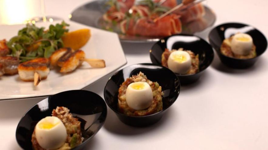 Рецепт закуски из авокадо с перепелиным яйцом