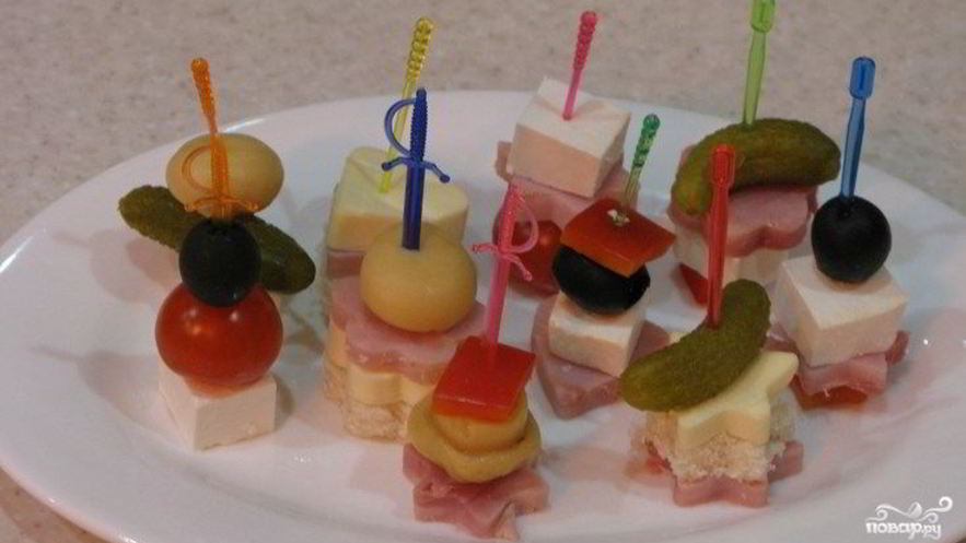 Рецепт закуски на шпажках с ветчиной