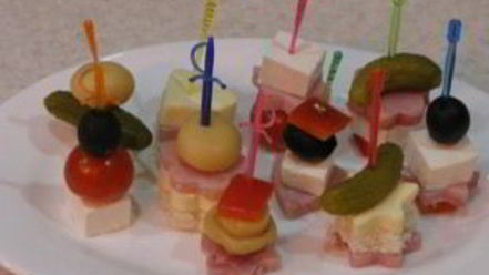 Рецепт закуски на шпажках с ветчиной