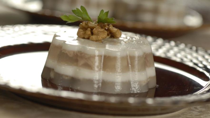 Рецепт заливного из курицы с грецкими орехами