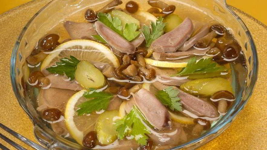 Рецепт заливного из свиного языка с опятами