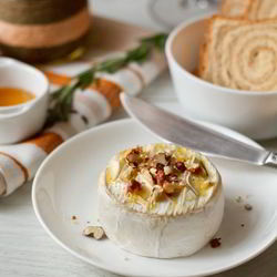 Рецепт Запеченного камамбера с медом и орехами