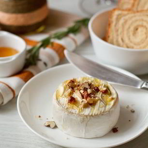 Рецепт Запеченного камамбера с медом и орехами