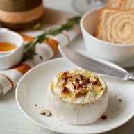 Рецепт Запеченного камамбера с медом и орехами