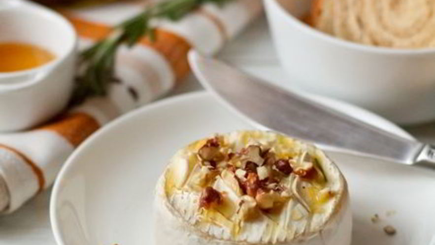 Рецепт запеченного камамбера с медом и орехами