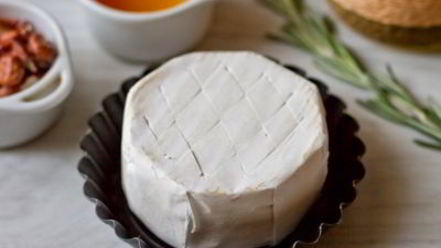 Рецепт запеченного камамбера с медом и орехами