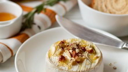 Рецепт запеченного камамбера с медом и орехами