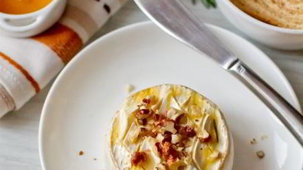 Рецепт запеченного камамбера с медом и орехами