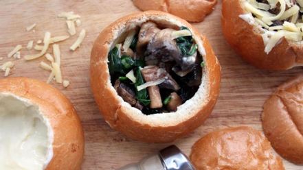 Рецепт булочки-жюльена из шампиньонов и шпината