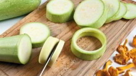 Рецепт грибного жульена в кабачковых кокотницах