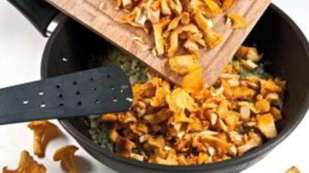 Рецепт грибного жульена в кабачковых кокотницах