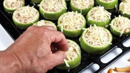 Рецепт грибного жульена в кабачковых кокотницах