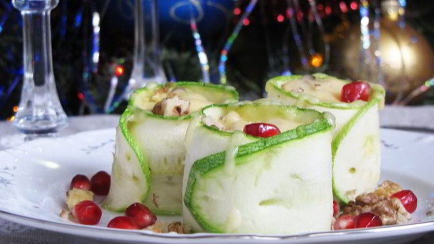 Рецепт рулетиков из цукини с жульеном