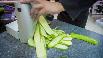 Рецепт рулетиков из цукини с жульеном