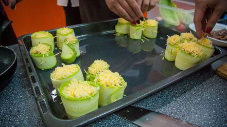 Рецепт рулетиков из цукини с жульеном