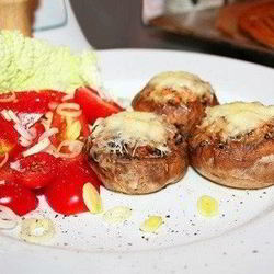 Рецепт Жульена, запеченного в шляпках шампиньонов