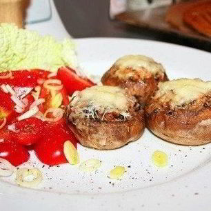 Рецепт Жульена, запеченного в шляпках шампиньонов