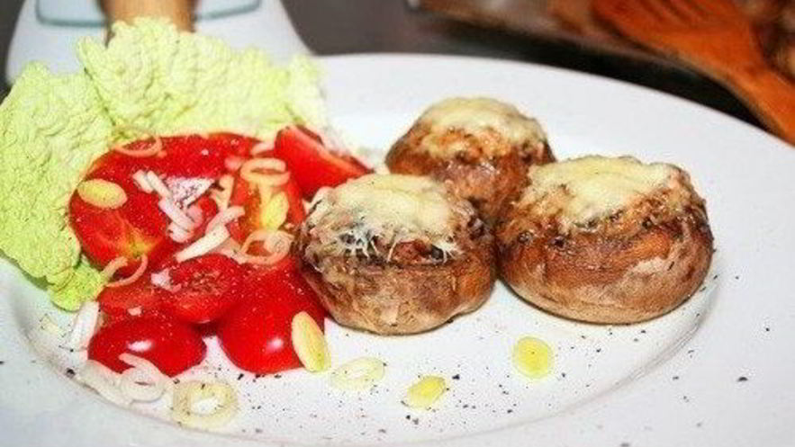 Рецепт жульена, запеченного в шляпках шампиньонов