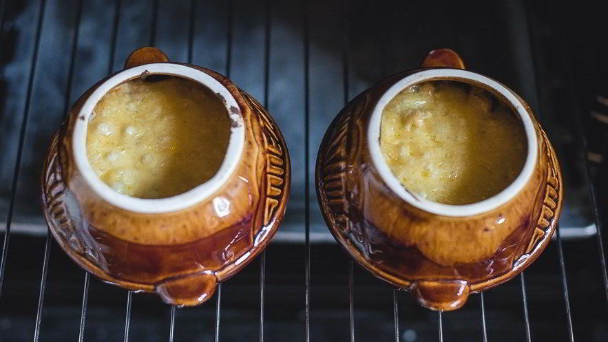 Рецепт жюльена с грибами и курицей в глиняных горшочках